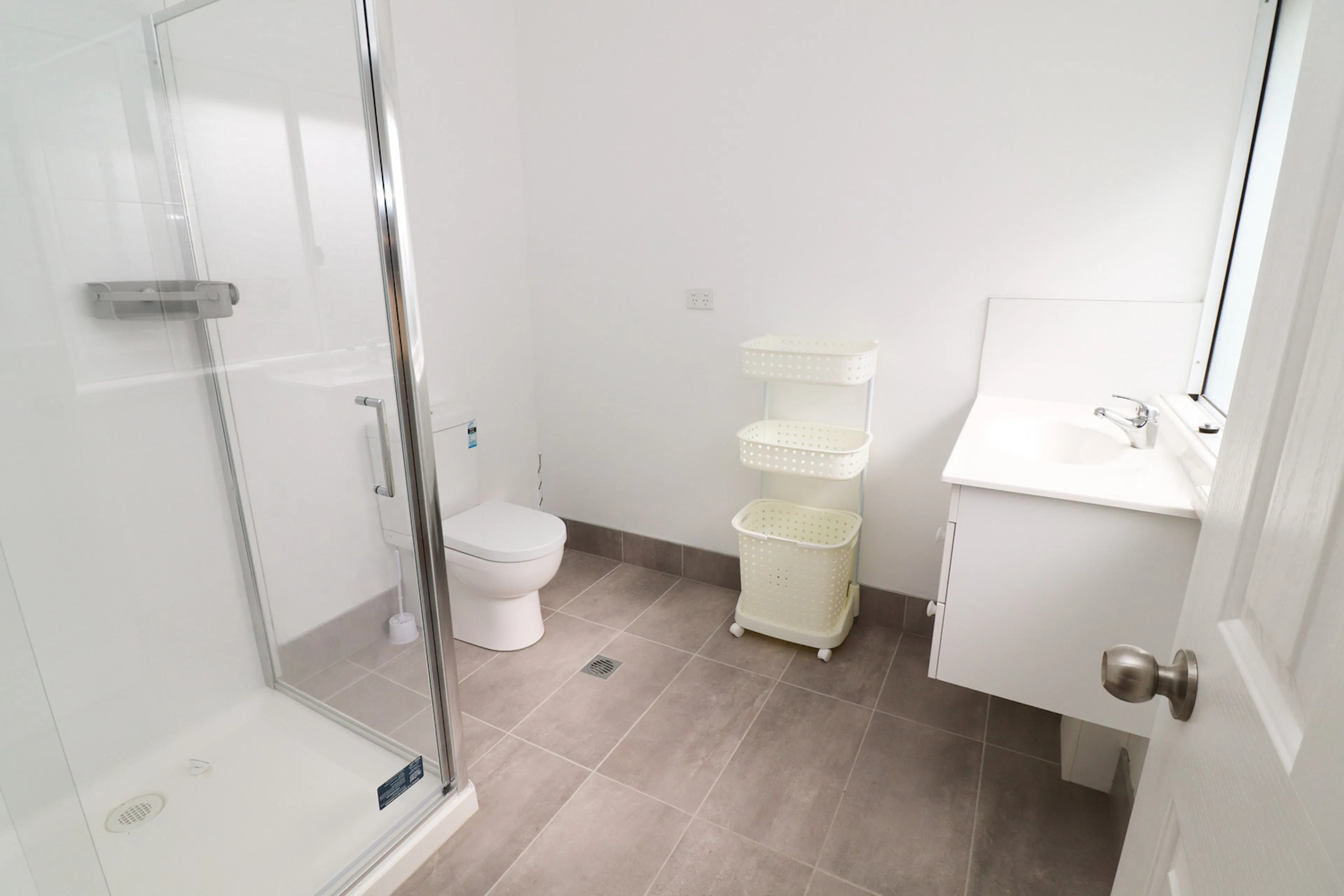 Fresh Ensuite Room BATHROOM 3