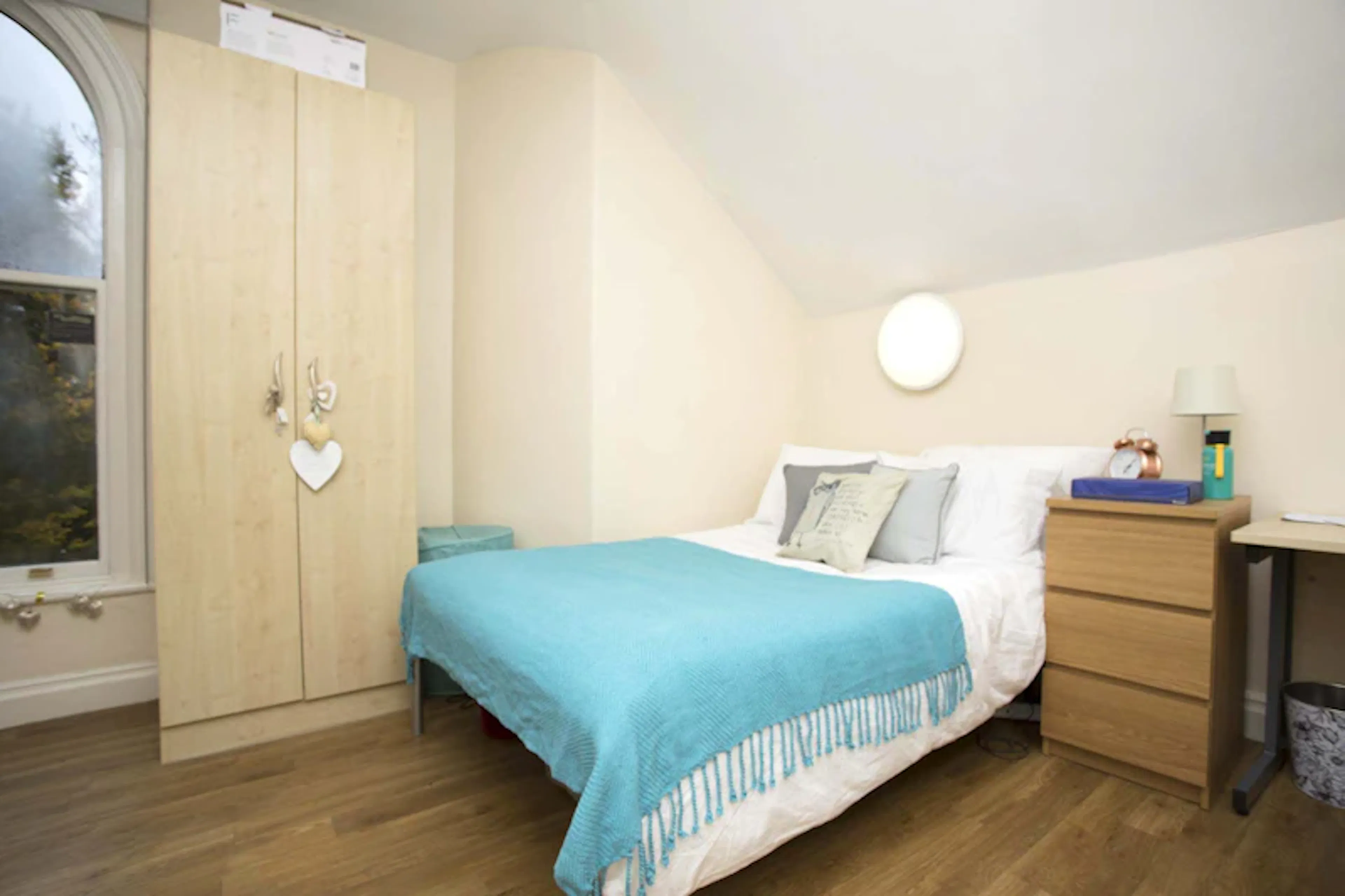 Gold 2 Bed Apartment ROOM 3