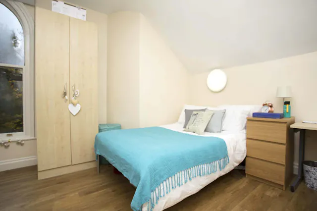 Gold 2 Bed Apartment room image 1