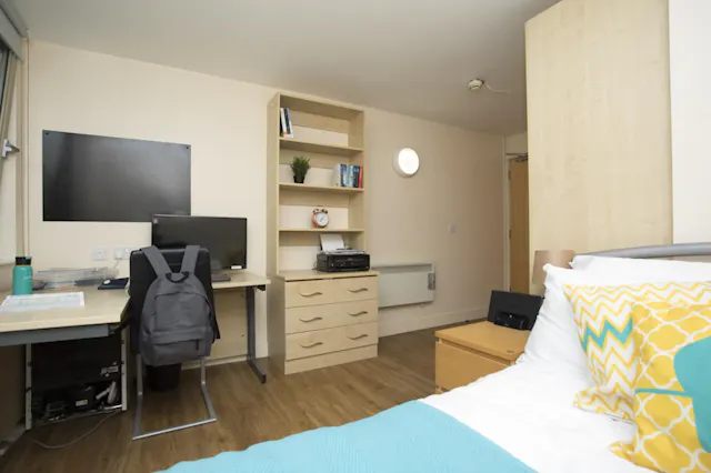 Gold 2 Bed Ensuite room image 1