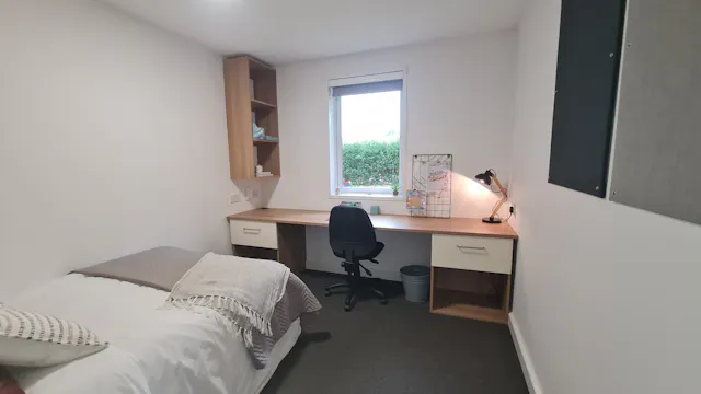 Gold 5 bed Ensuite room image 1