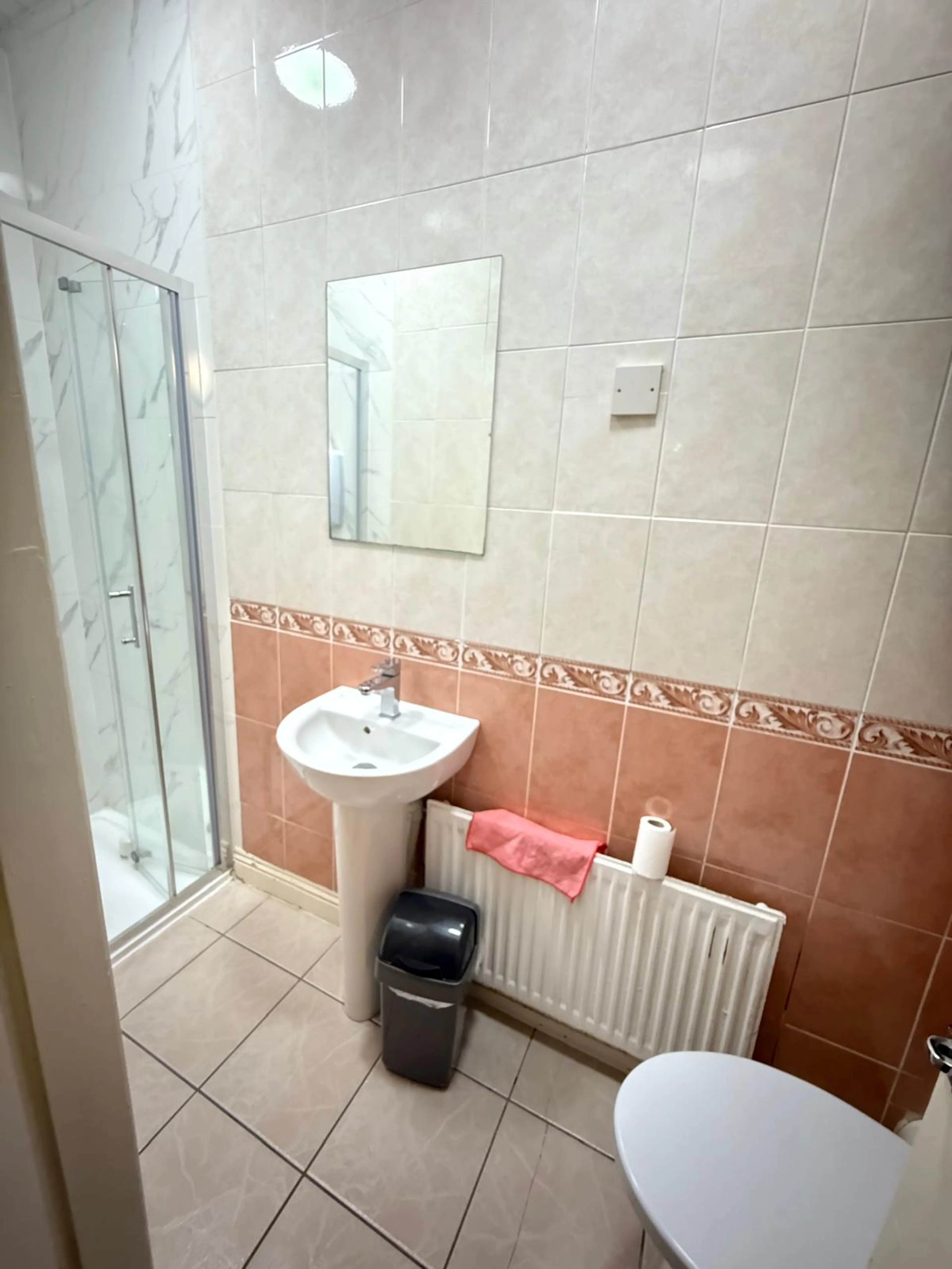 Twin Room BATHROOM 4