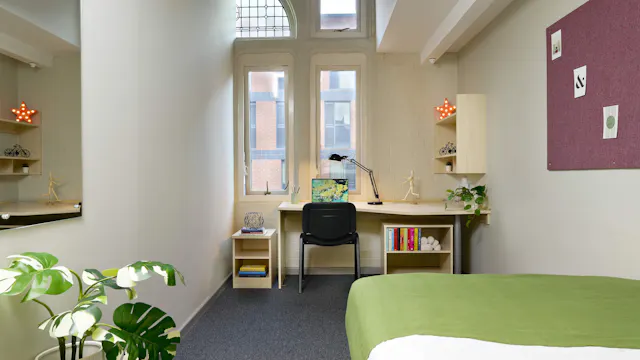 Gold 1-Bed Apartment room image 1