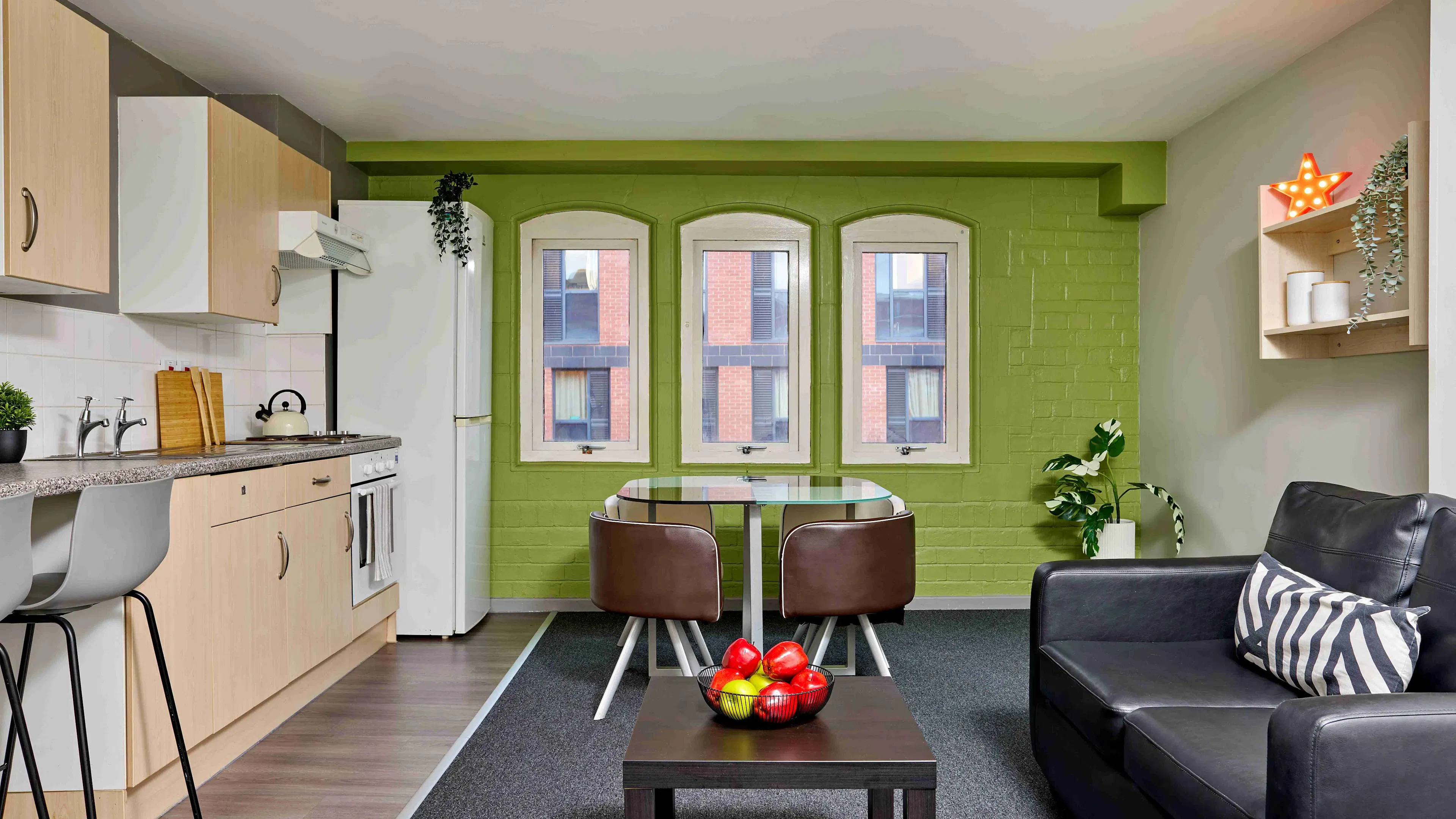 Gold 2 Bed Apartment ROOM 4