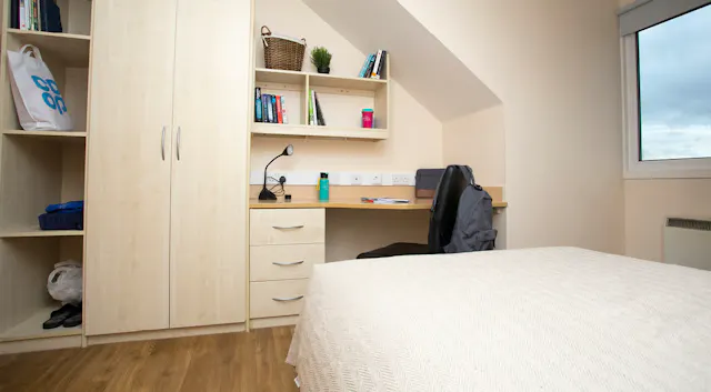 Gold 5 Bed Ensuite room image 2