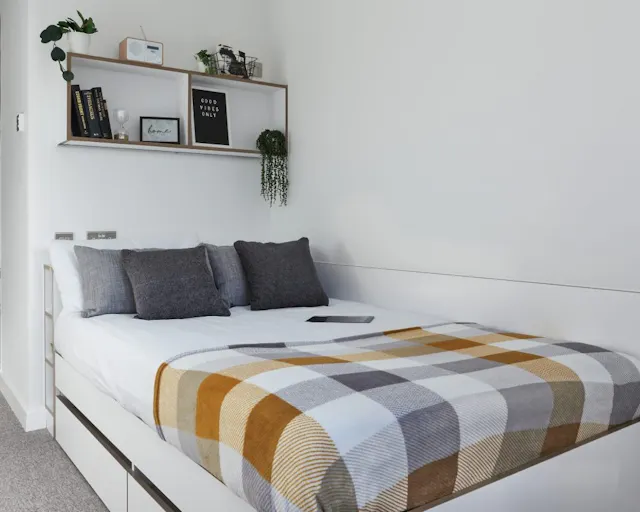 Gold En-suite room image 1