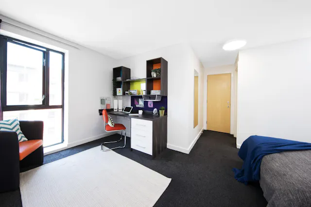 Gold Ensuite room image 3