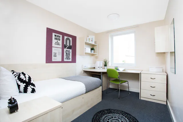 Gold Ensuite room image 2