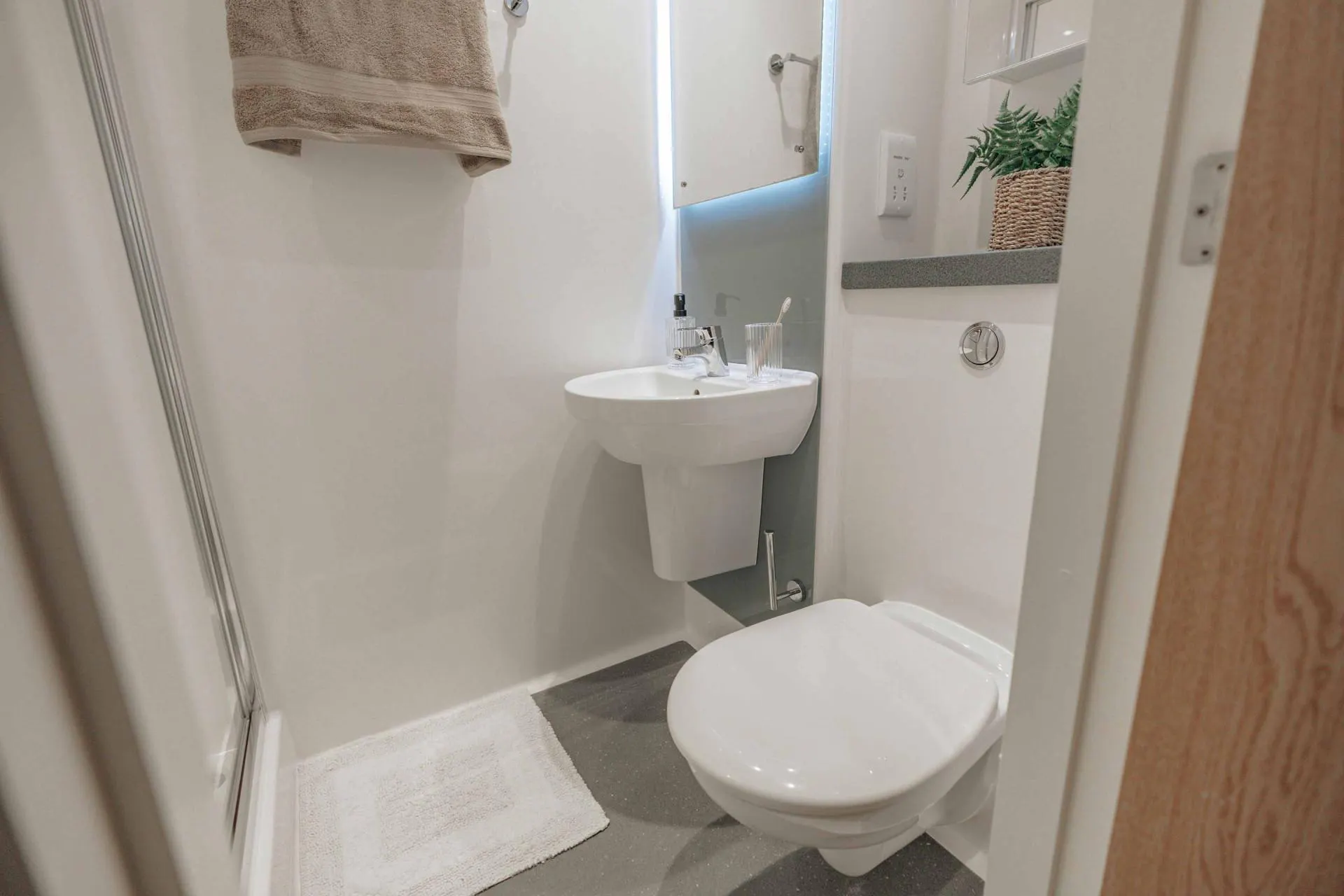 Gold Ensuite (7 Bed Flat)