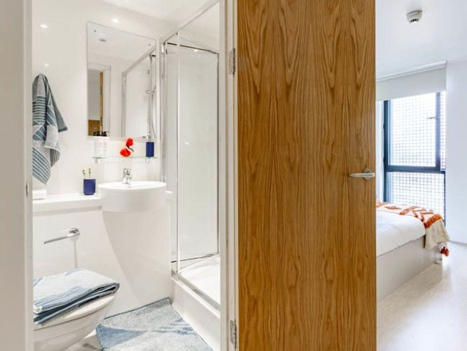 Gold En Suite