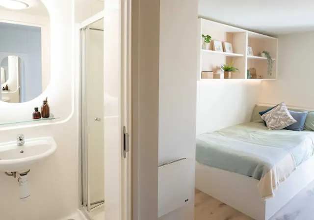 Gold En Suite room image 2