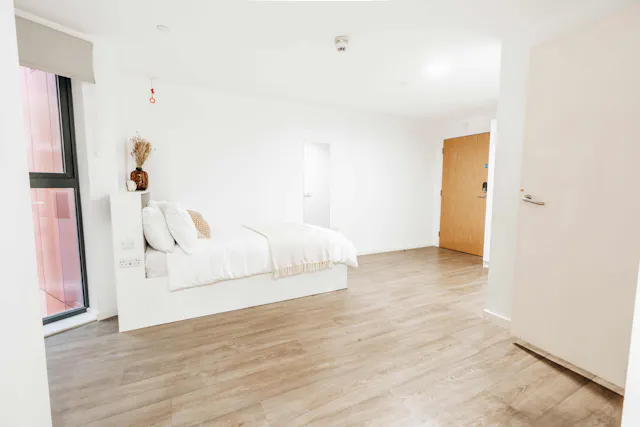 Gold Ensuite room image 2