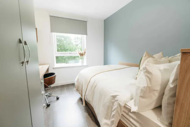 Gold ensuite room image 1