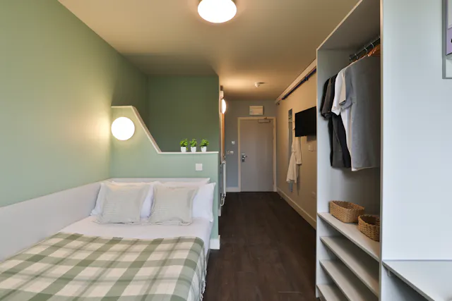 Gold En-suite UK Guarantor not required room image 1