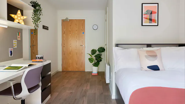 Gold ensuite room image 1