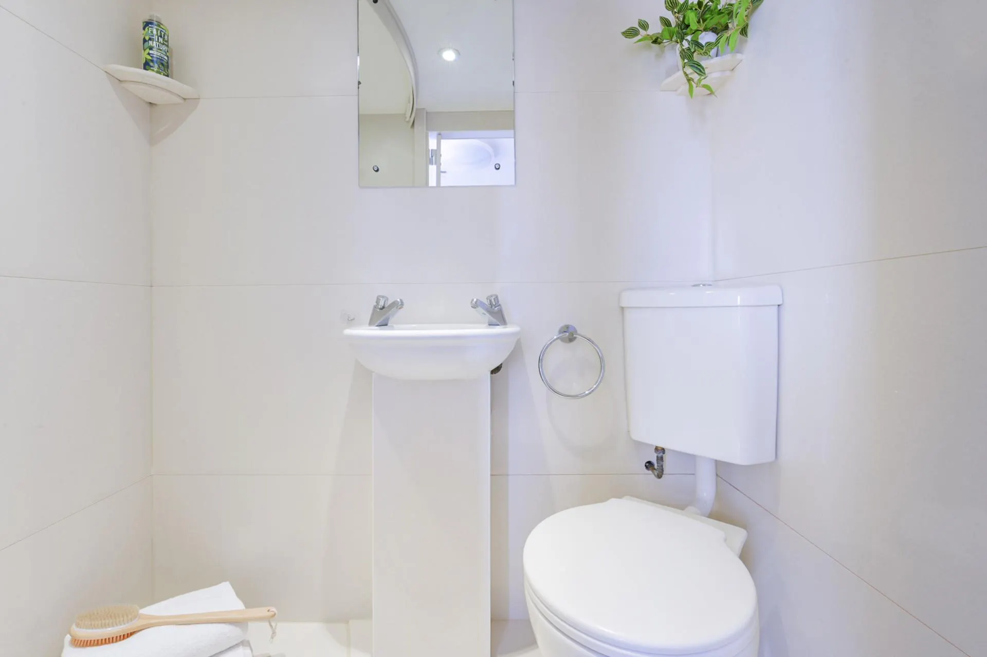 Gold Ensuite (Low Fl) BATHROOM 3