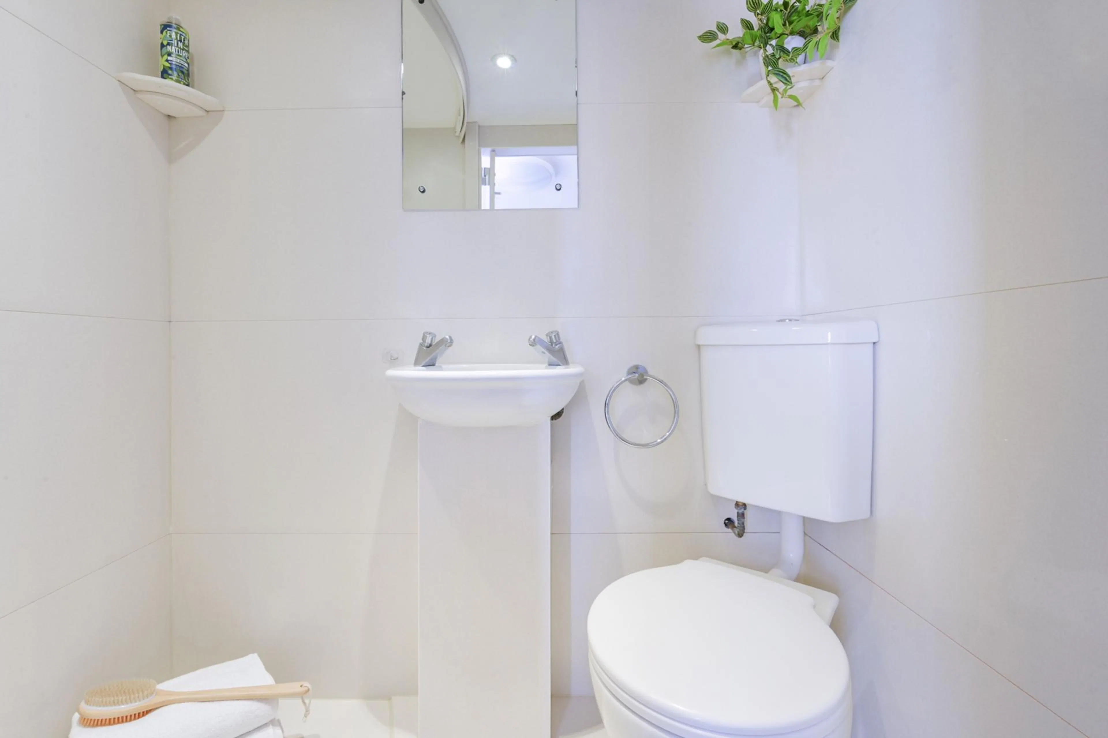 Gold Ensuite (Low Fl) BATHROOM 3