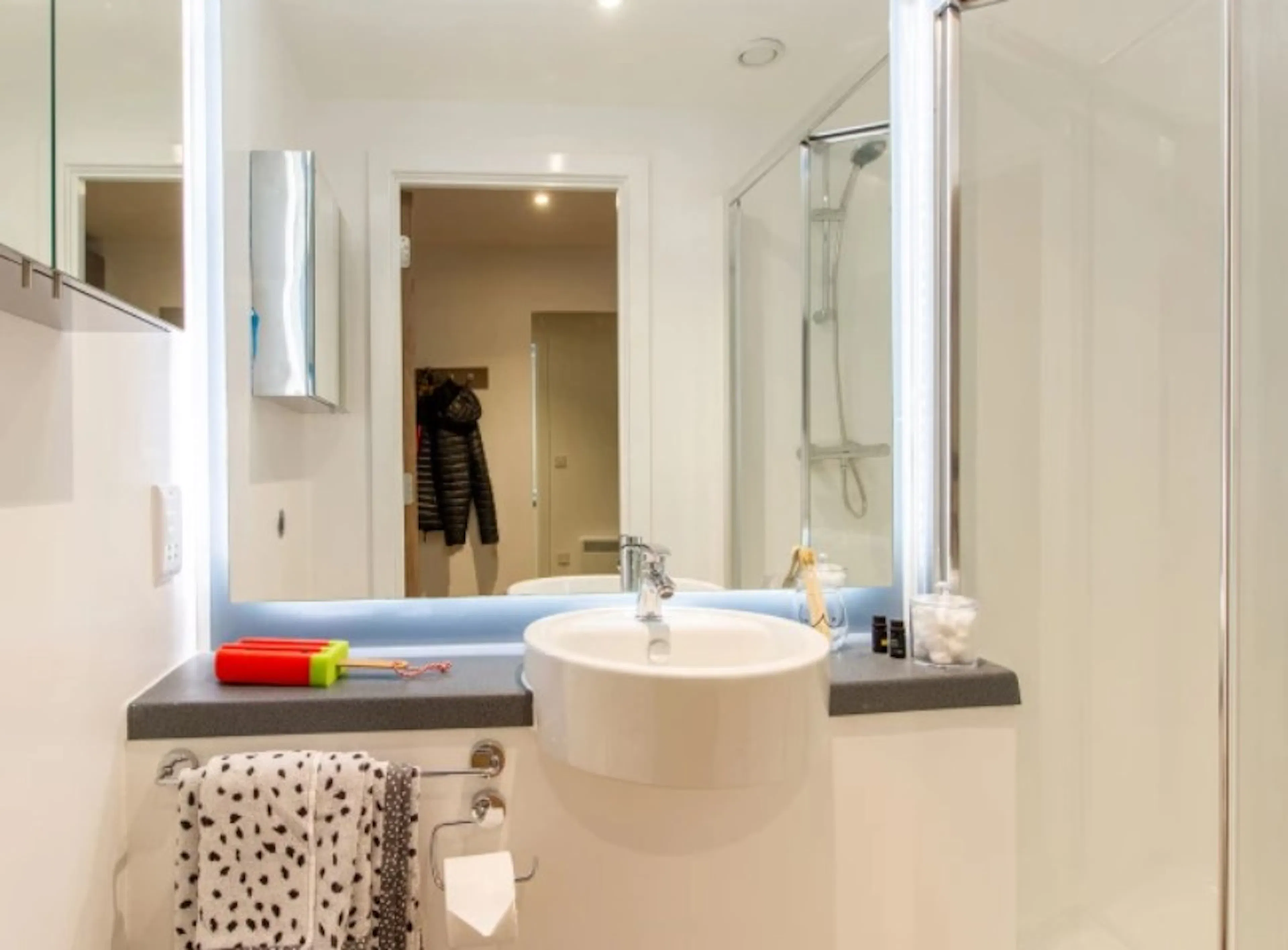 Gold En Suite BATHROOM 3
