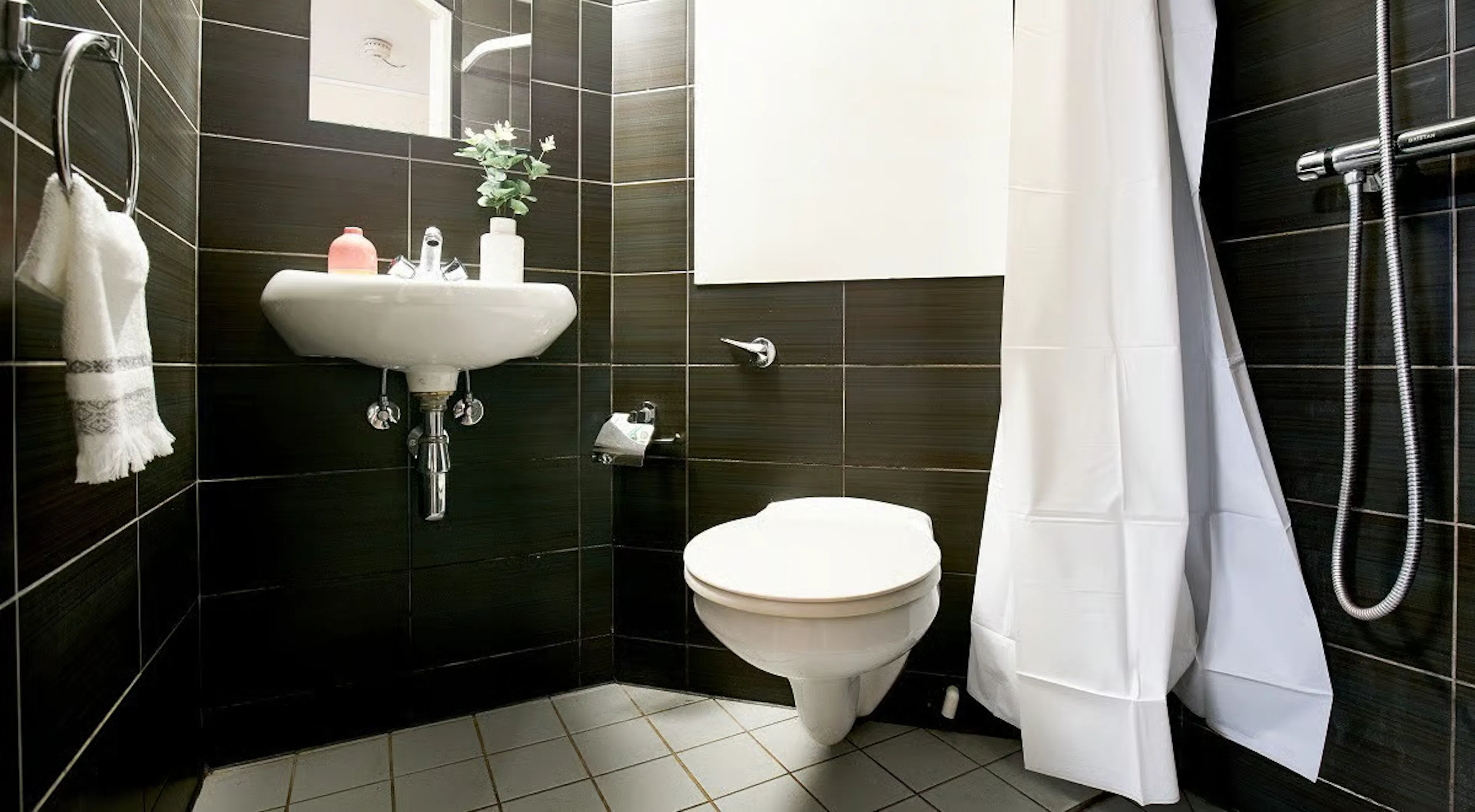 Gold Ensuite BATHROOM 3
