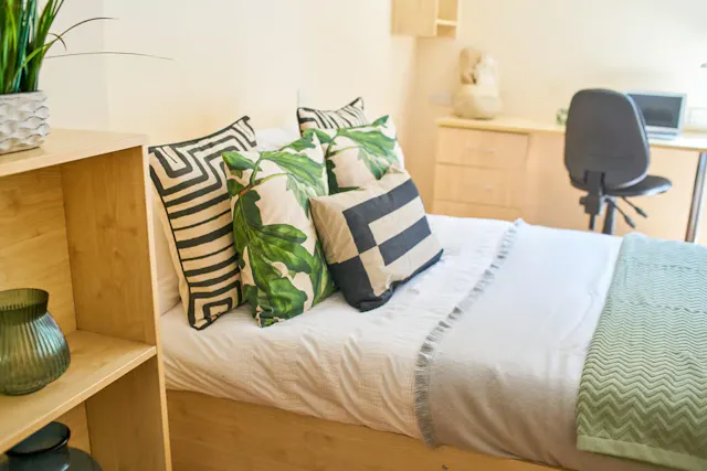 Gold ensuite room image 1