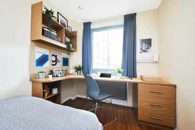 Gold Ensuite room image 2