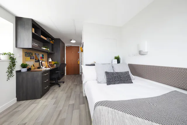 Gold ensuite room image 1