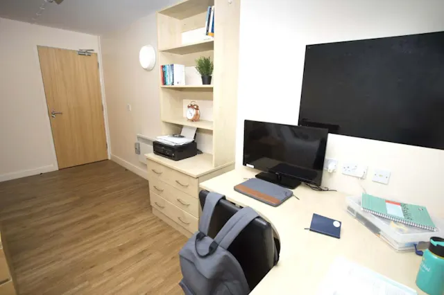 Gold Ensuite room image 2