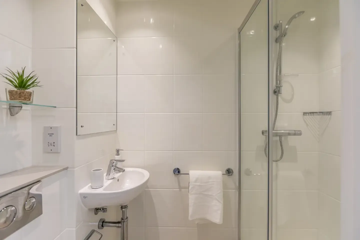 Gold Studio Accessible BATHROOM 3