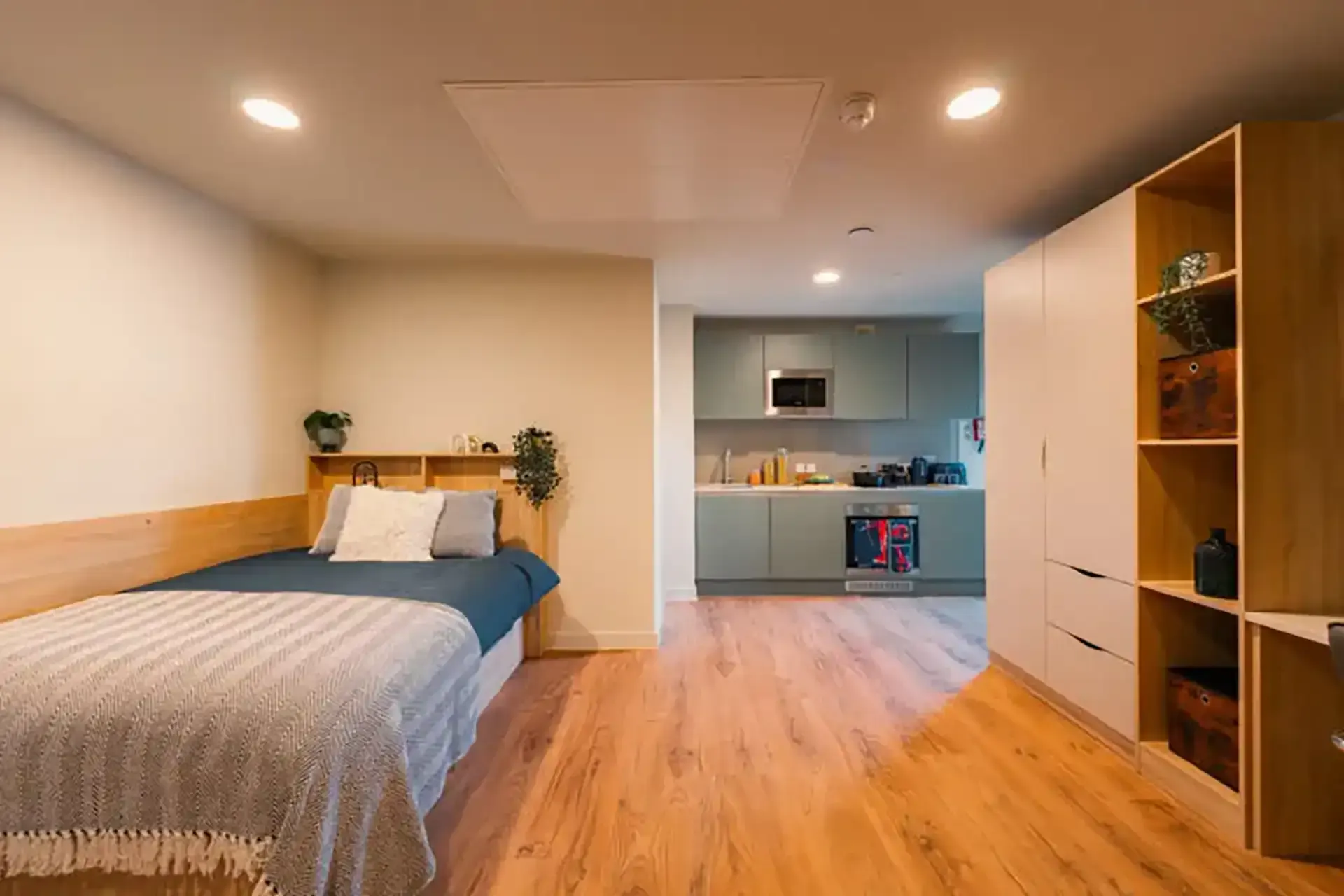 Gold Studio - Mid Floor