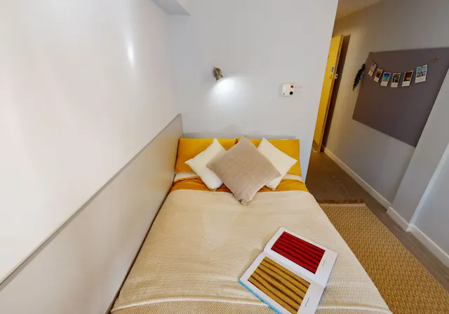 Gold 3 Bed Apartment room image 1