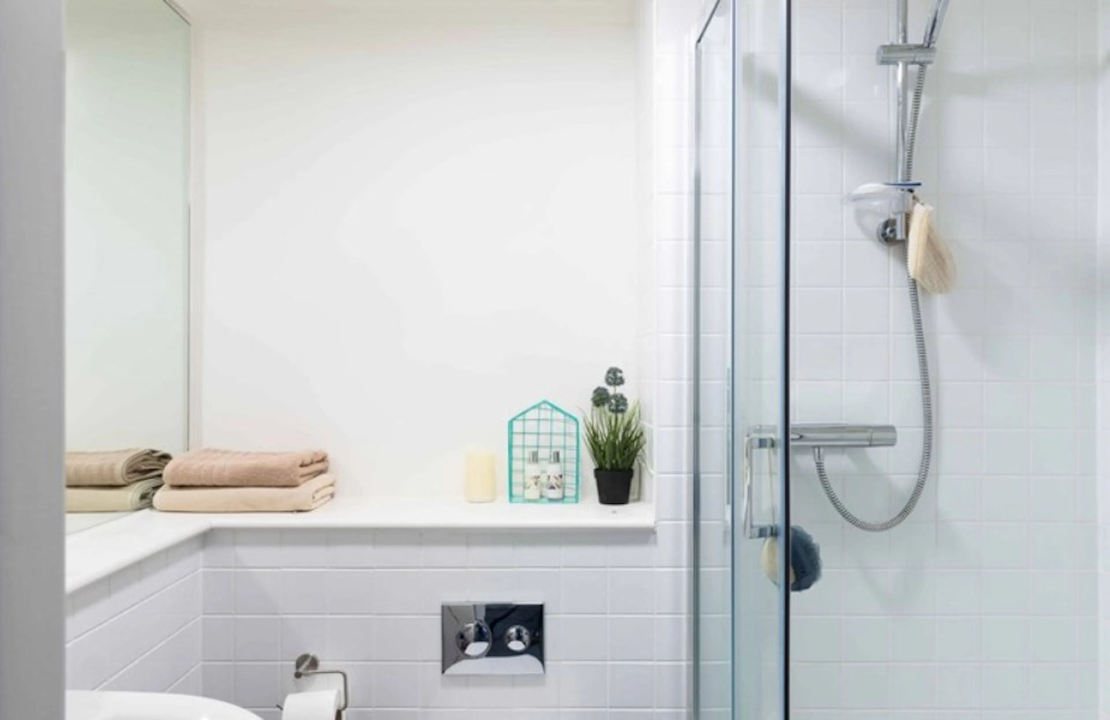 Gold ensuite BATHROOM 4