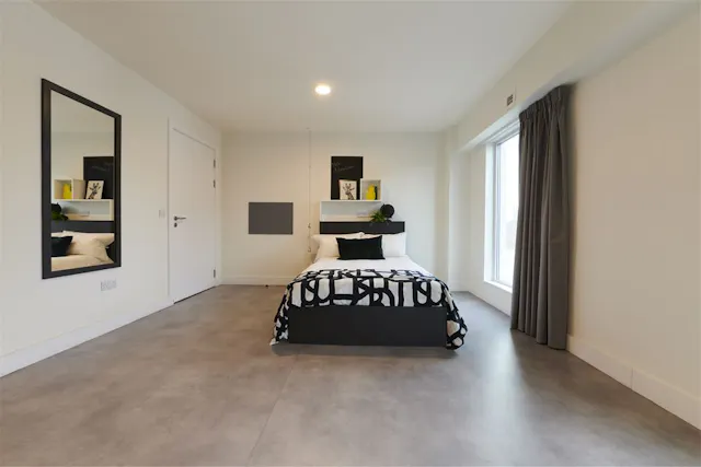 Gold ensuite room image 1