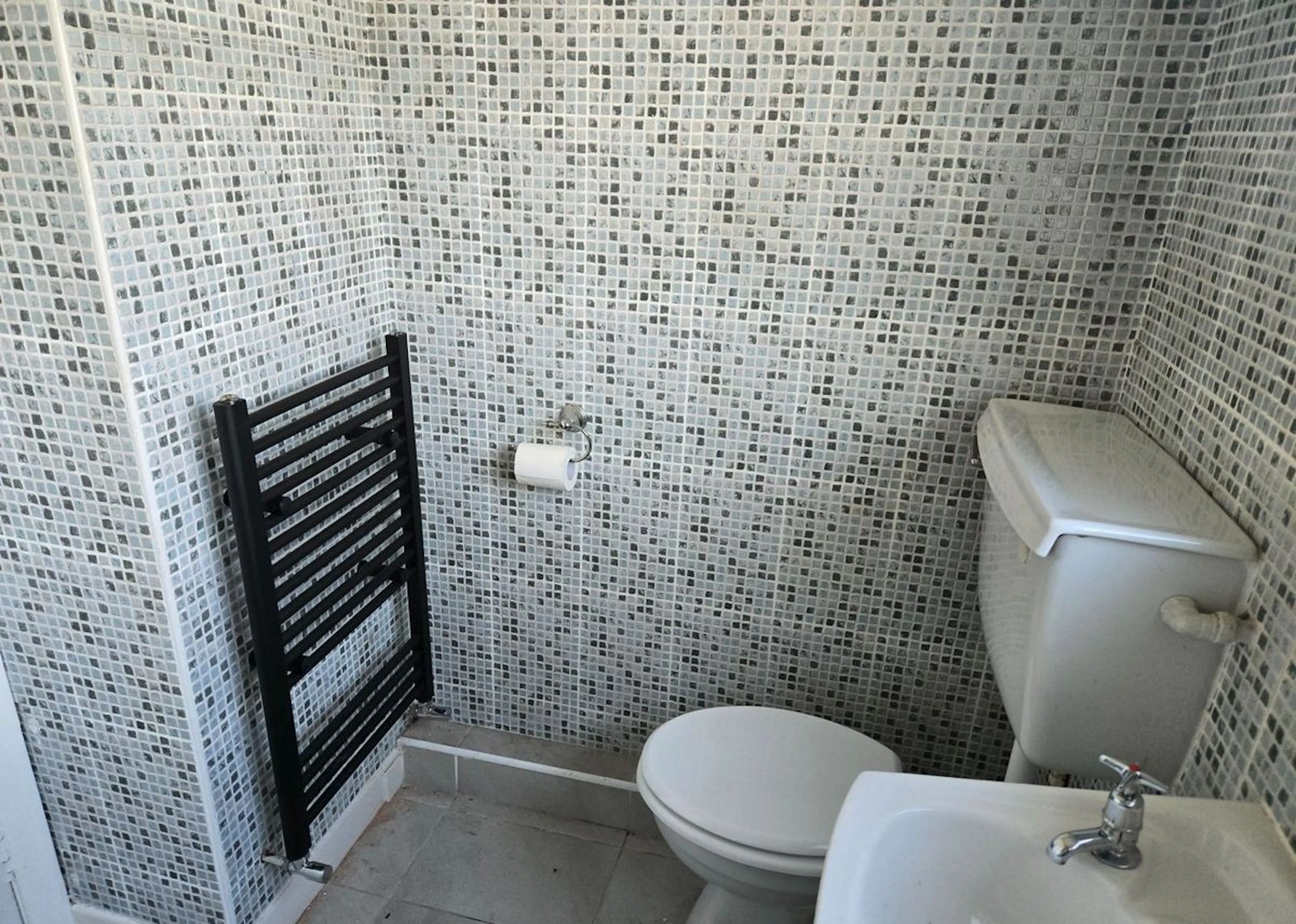 Double Room BATHROOM 4