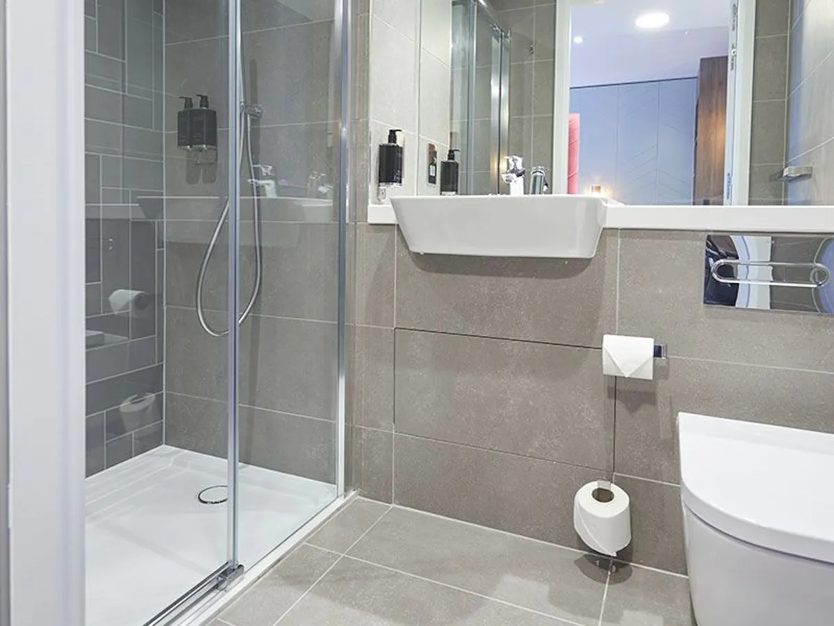 Grande Studio with River View BATHROOM
