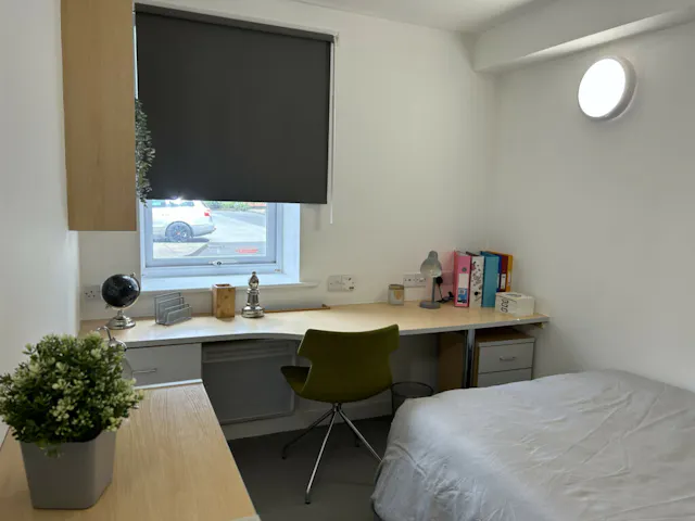 Ground Floor Deluxe En-suite room image 1