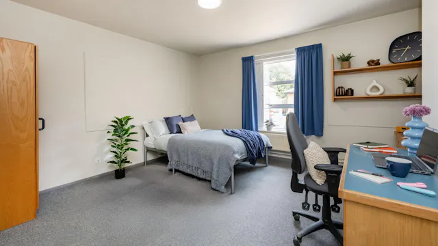 Classic Plus Ensuite room image 2