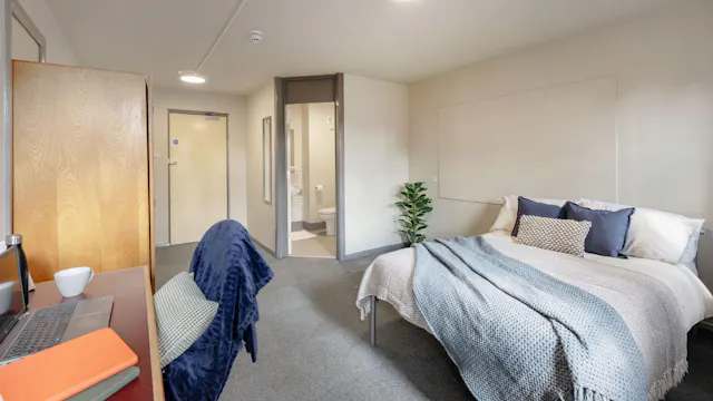 Deluxe Ensuite room image 2