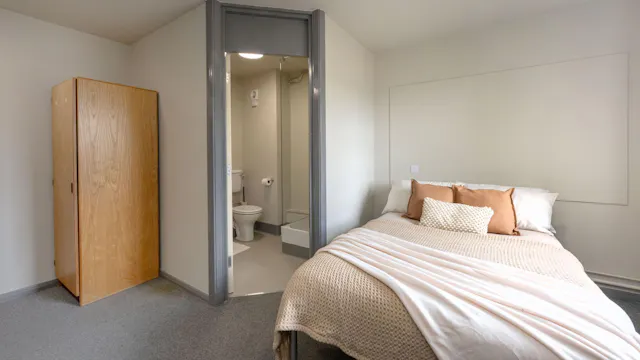 Premium Ensuite room image 2