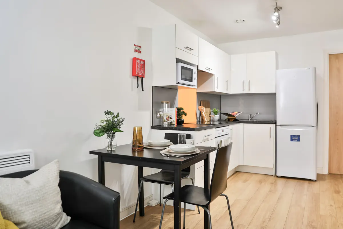 Classic 3 Bed Apartment KITCHEN 3