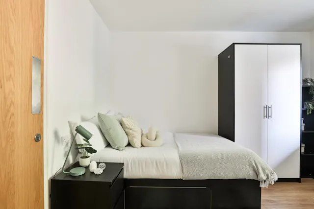 Classic 3 Bed Apartment room image 2