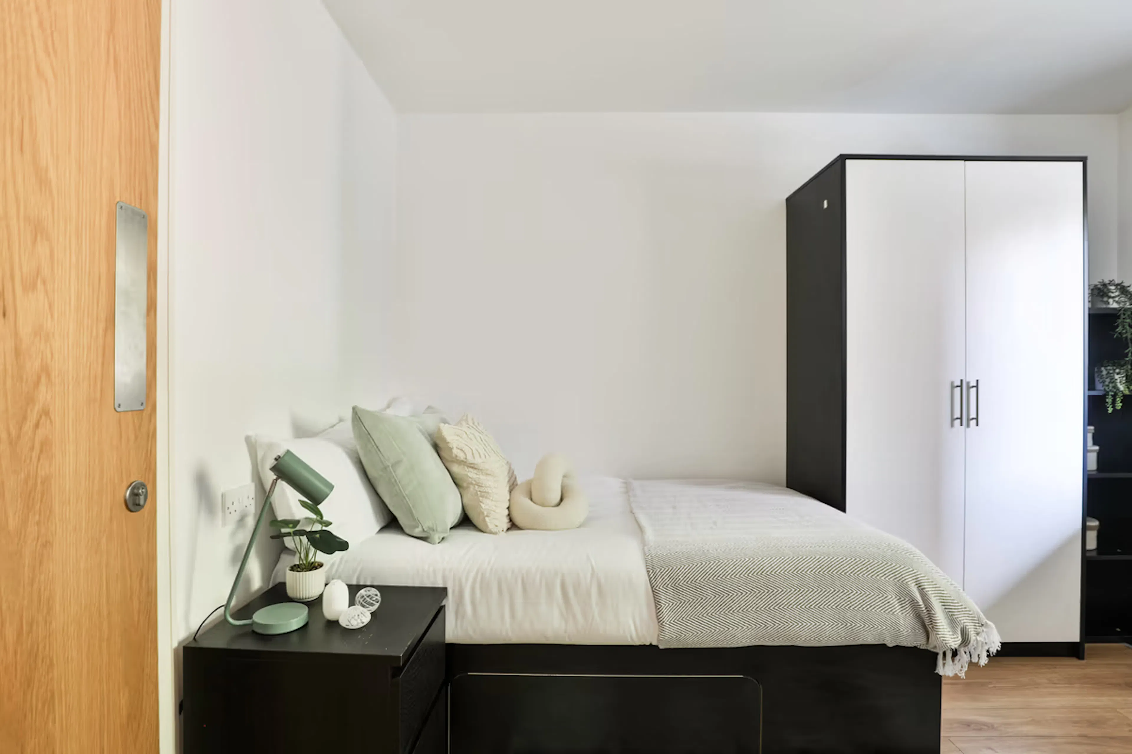Classic 3 Bed Apartment ROOM 1