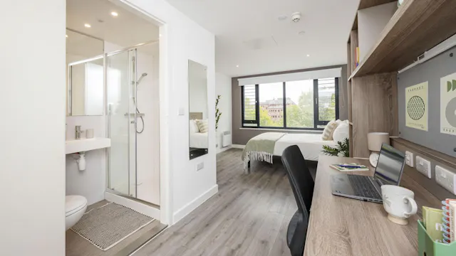 Prestige Ensuite room image 3