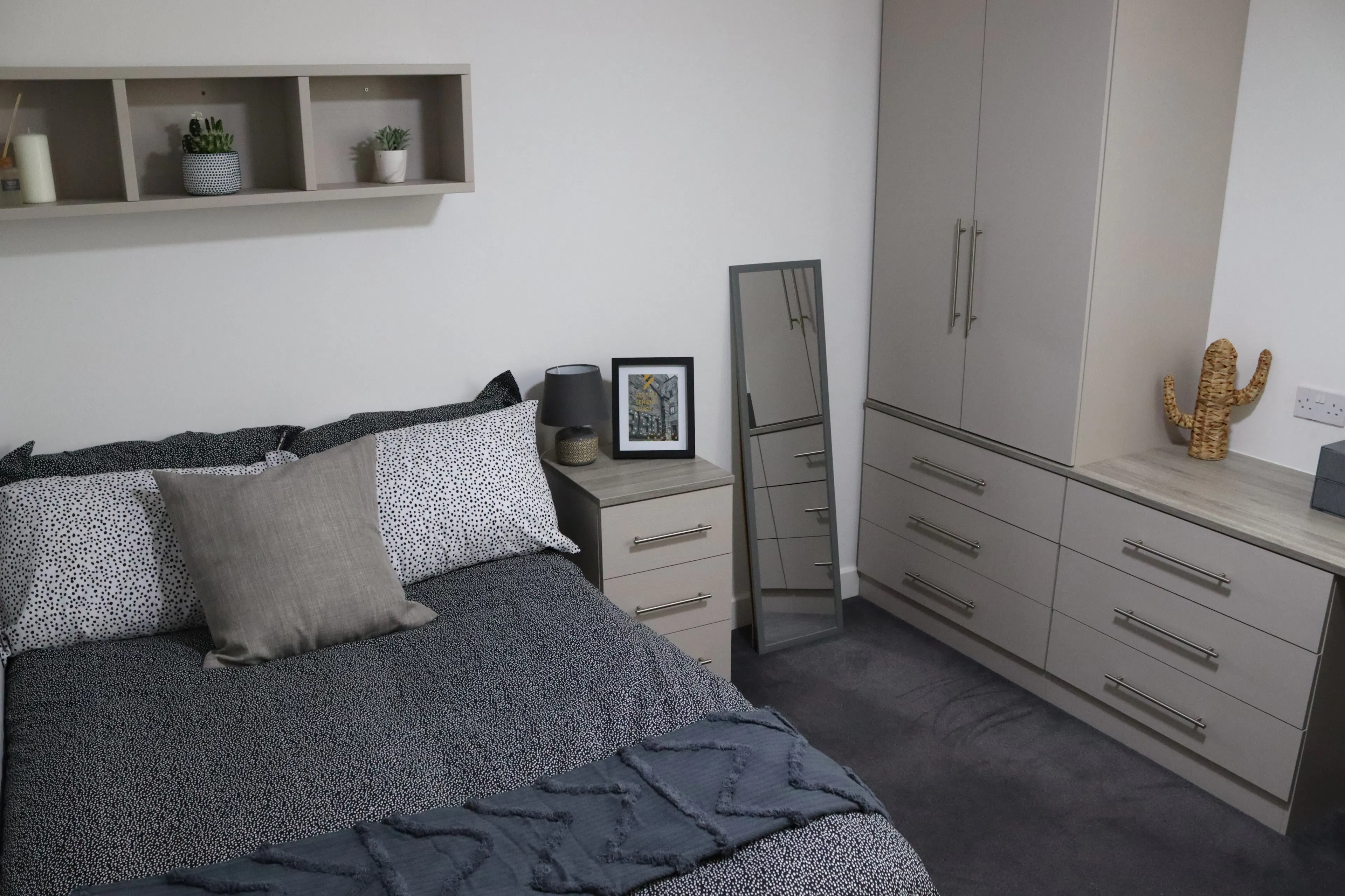 2 Bedroom Apartment ROOM 1