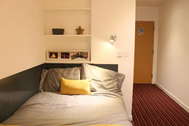 Five Bed Silver room image 1