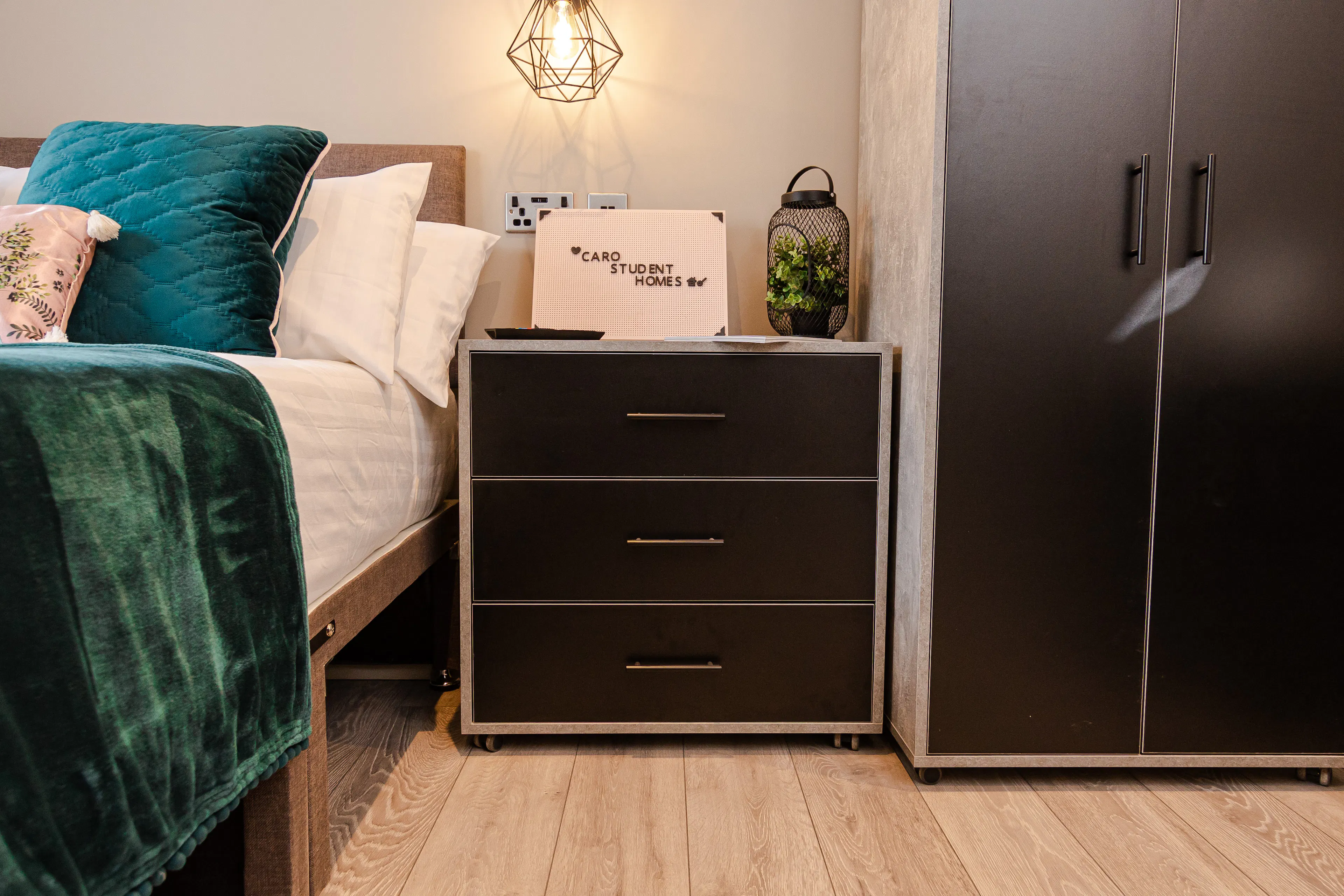 5 Bedroom Apartment ROOM 1