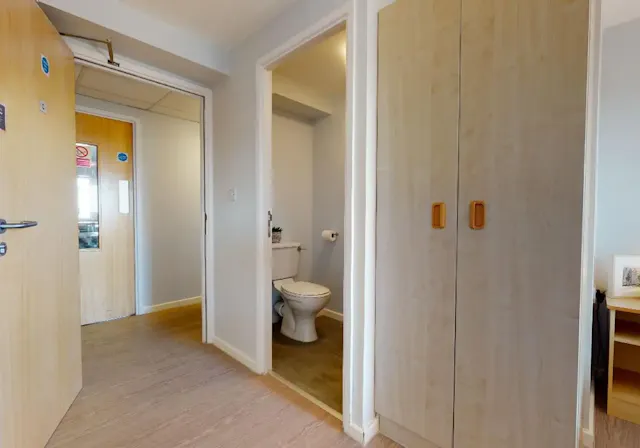 Bronze En Suite Plus room image 6