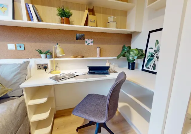 Silver Studio Plus room image 3