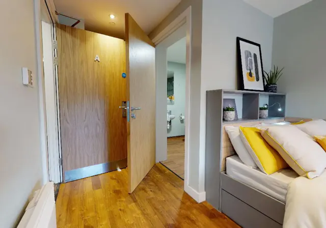 Accessible Bronze En Suite room image 2