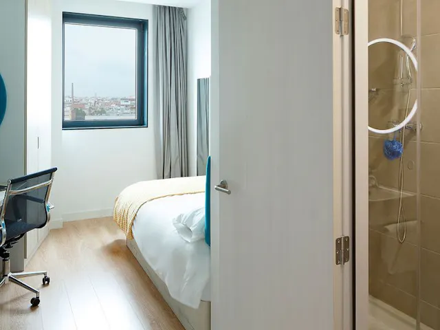 Superior Single In Apartment room image 1