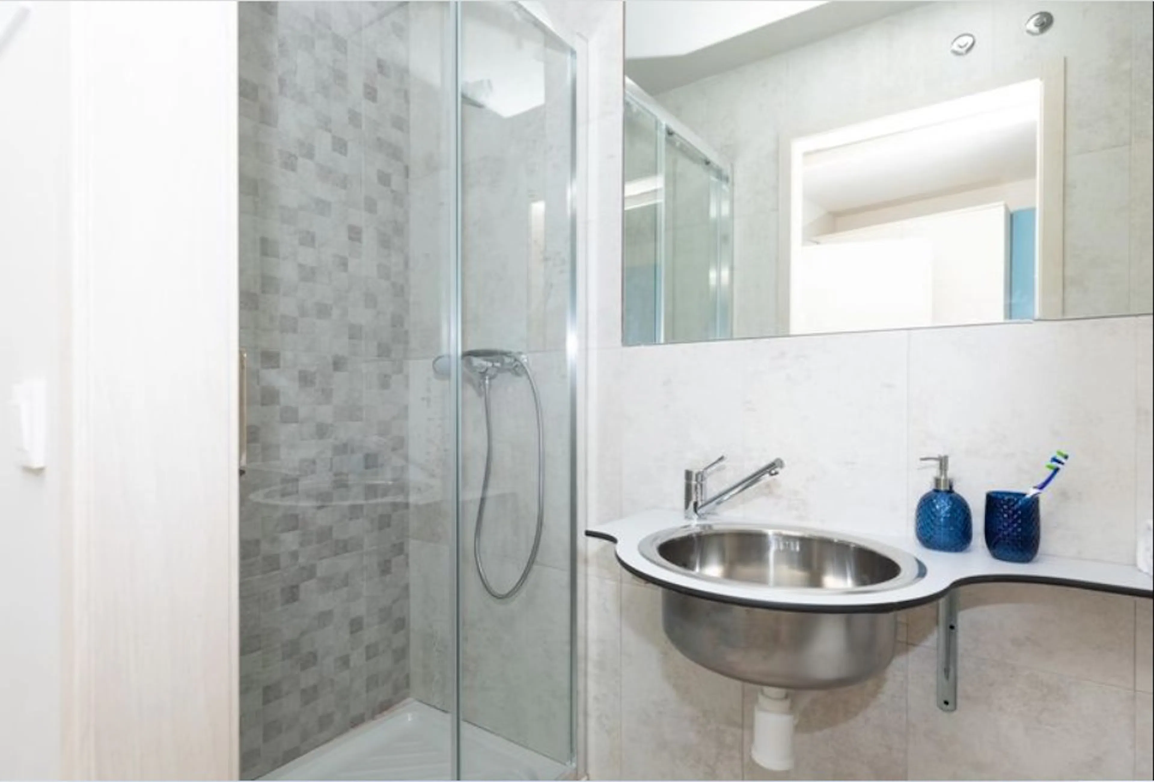 Individual with terrace BATHROOM 1